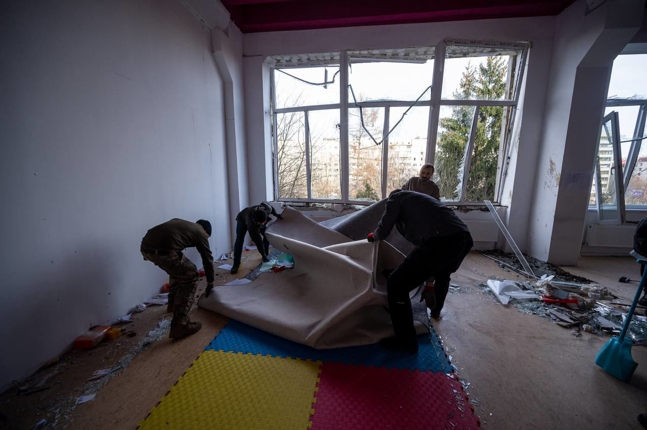 Пошкодження внаслідок ракетної атаки у Львові / © Максим Козицький / Facebook dqxikeidqxidqeant