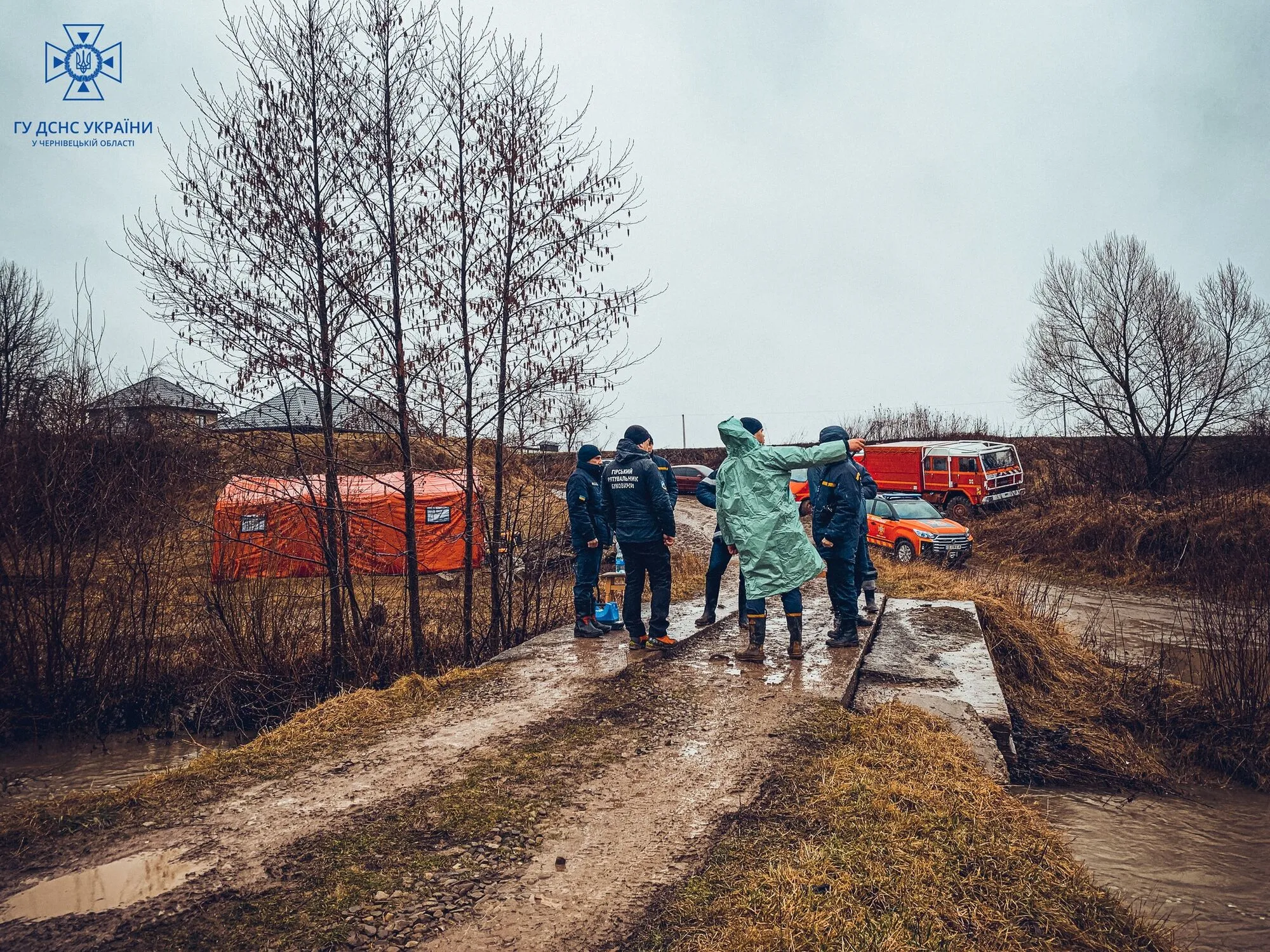 Діти впали з містка в річку