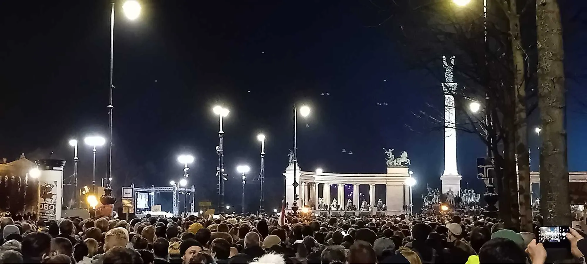 У Будапешті зібрався багатотисячний мітинг незадоволених політикою Орбана: що відбувається. Фото, відео