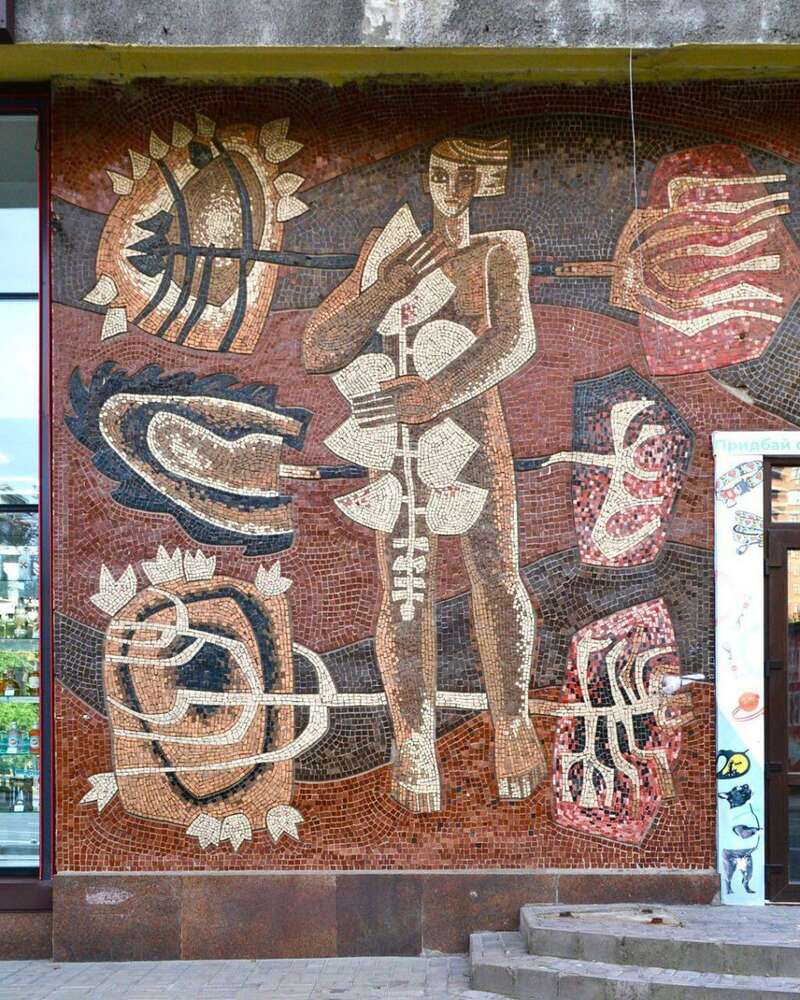 В Киеве повредили мозаичное панно известных украинских художников: в КГГА уже отреагировали. Фото