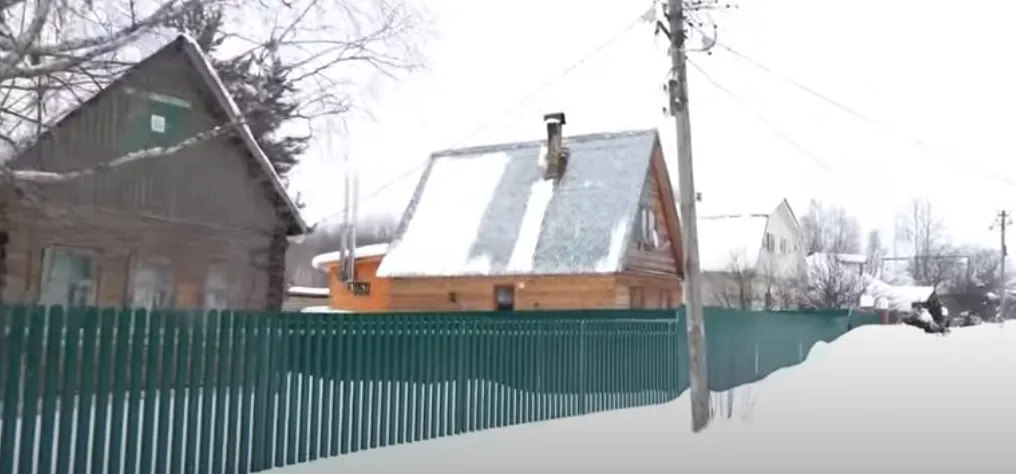 ЗМІ показали будинок, в якому живуть батьки і брат Сирського в Росії: сусіди розповіли про них. Відео