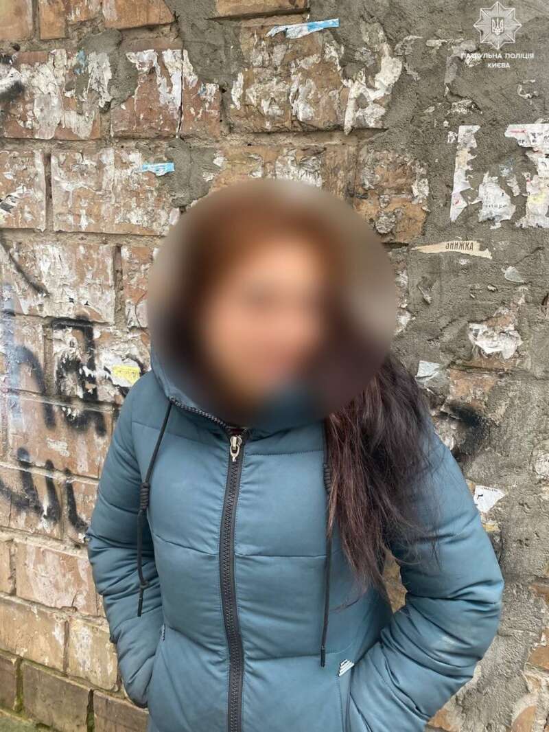 У Києві оперативно затримали трьох жінок, які пограбували дівчину на Оболоні. Фото і подробиці