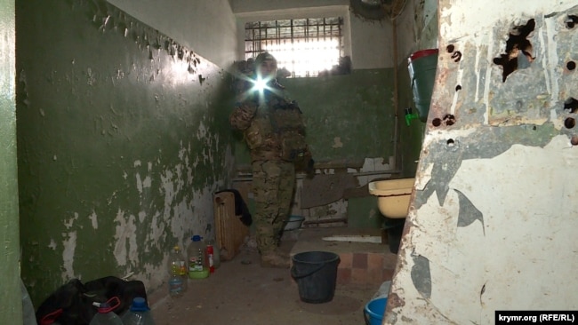 Одна з підвальних камер у Херсонському управлінні поліції, де окупанти тримали затриманих українців