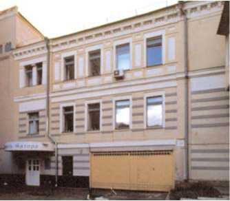 Отель преградил старое здание.