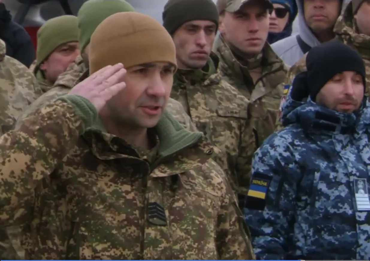 Зеленський у другу річницю повномасштабного вторгнення РФ вручив нагороди українським захисникам. Відео