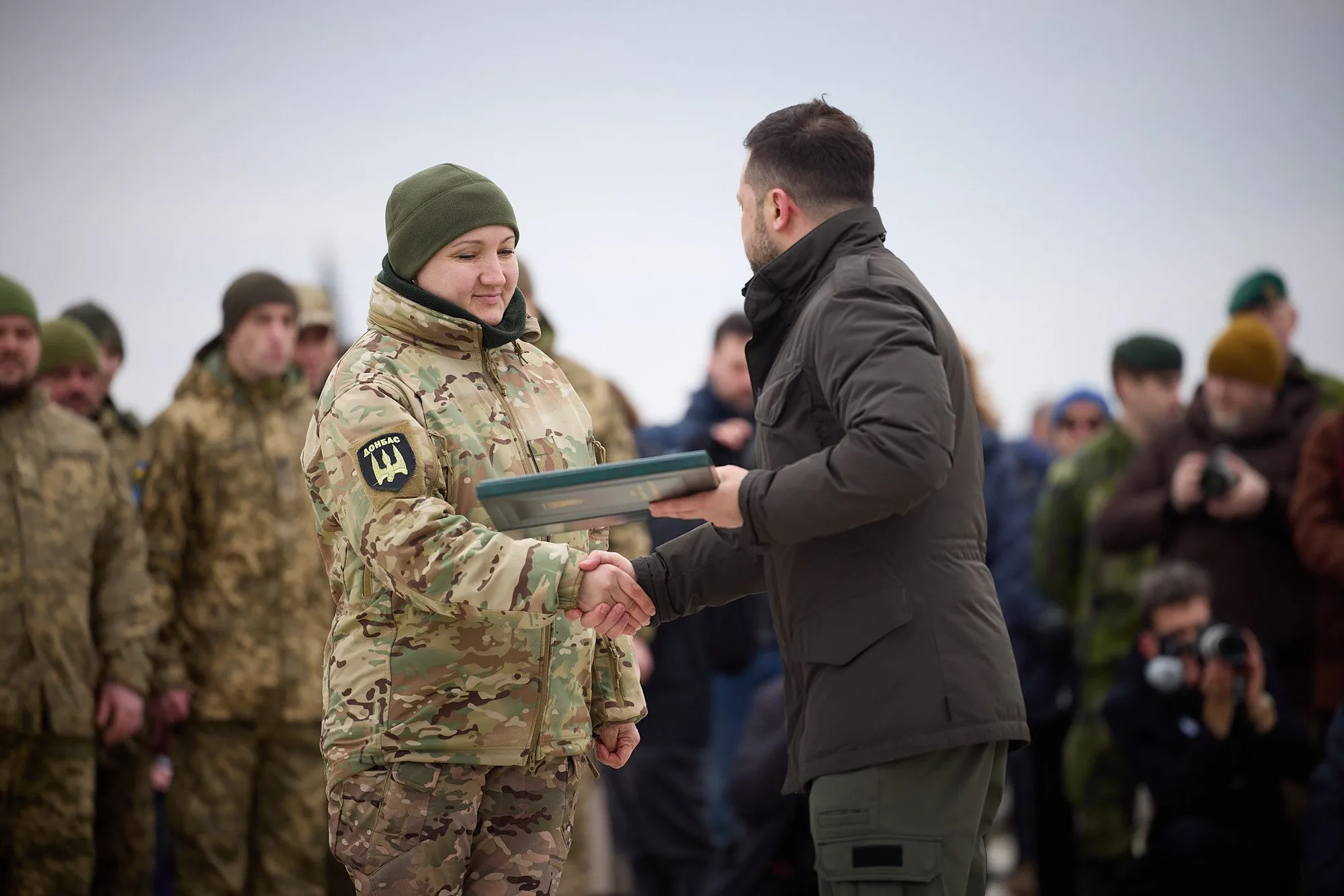 Зеленський у другу річницю повномасштабного вторгнення РФ вручив нагороди українським захисникам. Відео