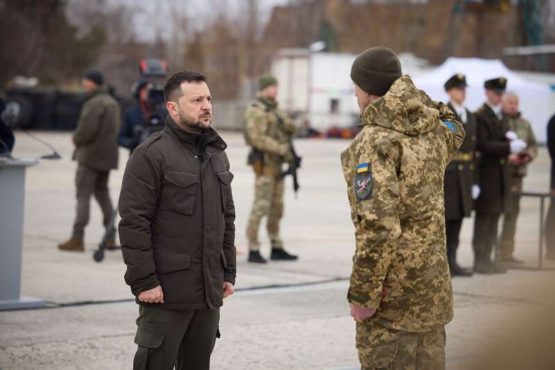Зеленський у другу річницю повномасштабного вторгнення РФ вручив нагороди українським захисникам. Відео