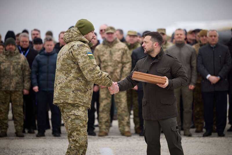 Зеленський у другу річницю повномасштабного вторгнення РФ вручив нагороди українським захисникам. Відео