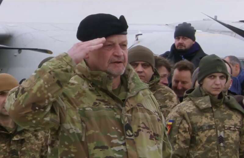 Зеленський у другу річницю повномасштабного вторгнення РФ вручив нагороди українським захисникам. Відео dqxikeidqxidqeant