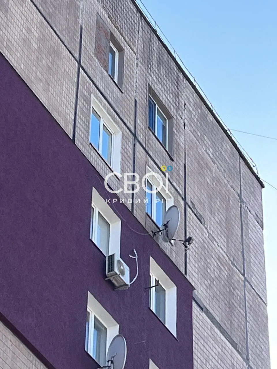 Медики до последнего пытались реанимировать: в Кривом Роге 12-летняя девочка выпала из окна многоэтажки и погибла