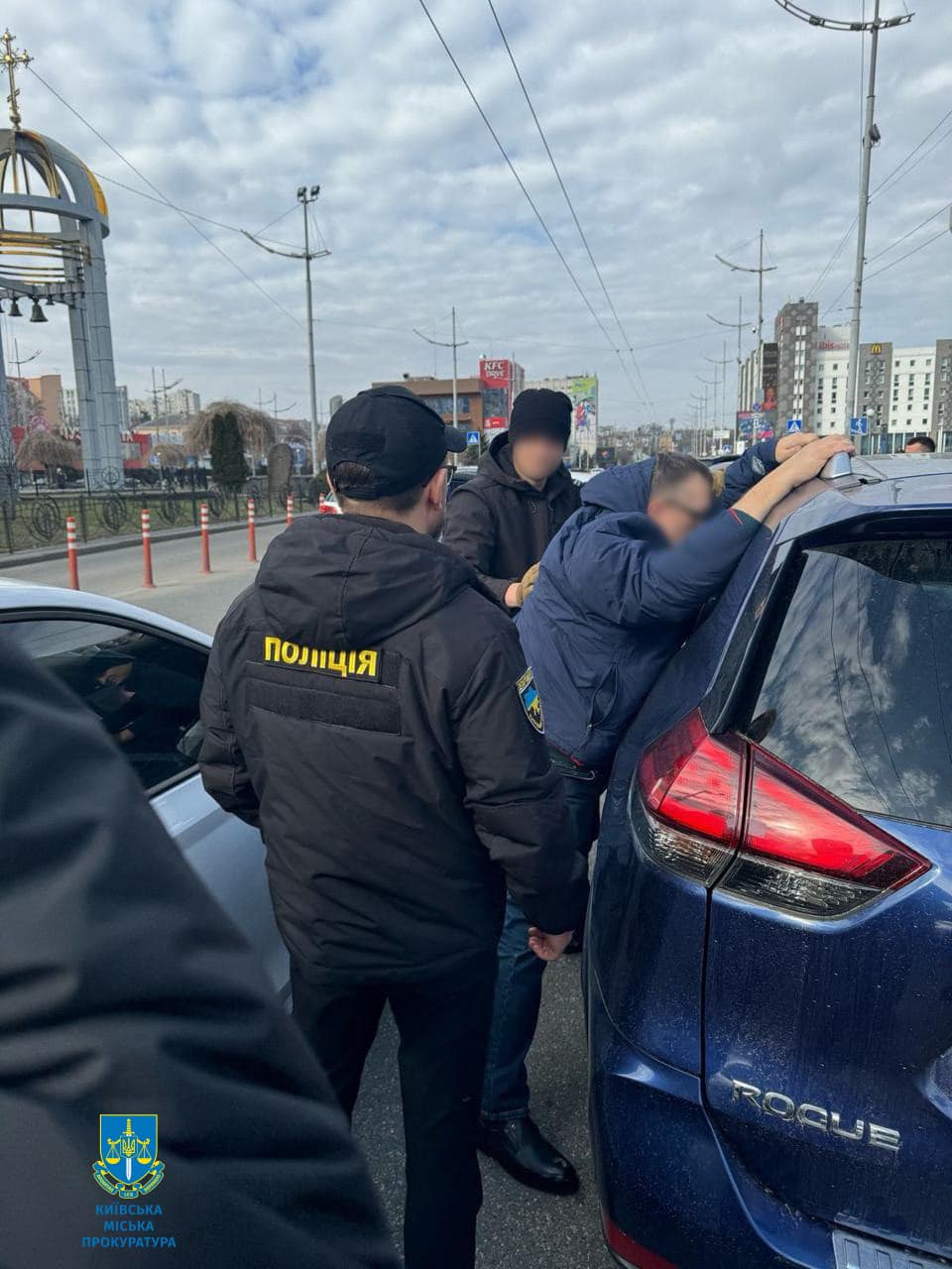 Возможно, это изображение 3 человека, автомобиль и текст dqxikeidqxidqeant