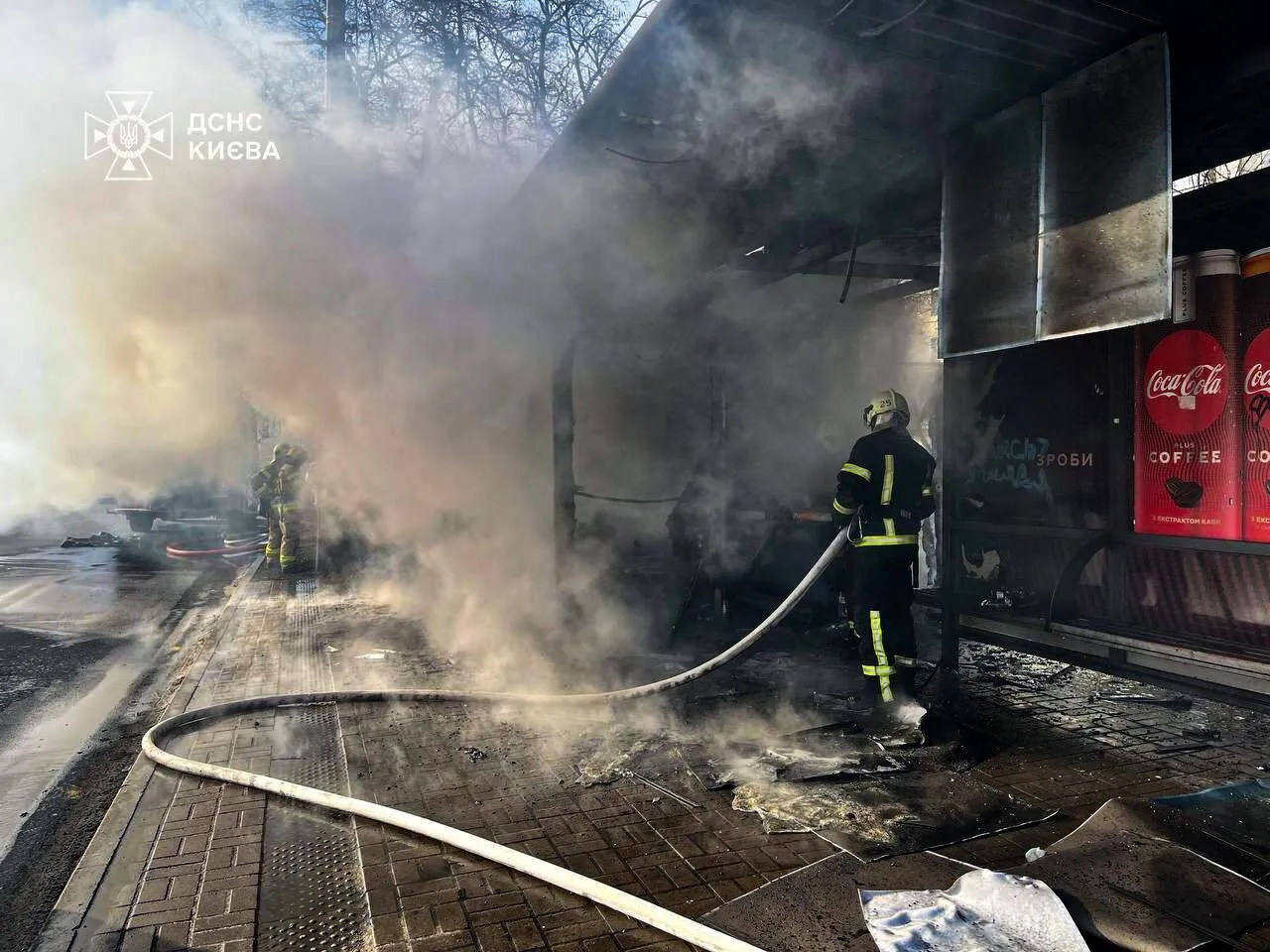 В Киеве на Оболони горела остановка общественного транспорта: подробности. Фото и видео