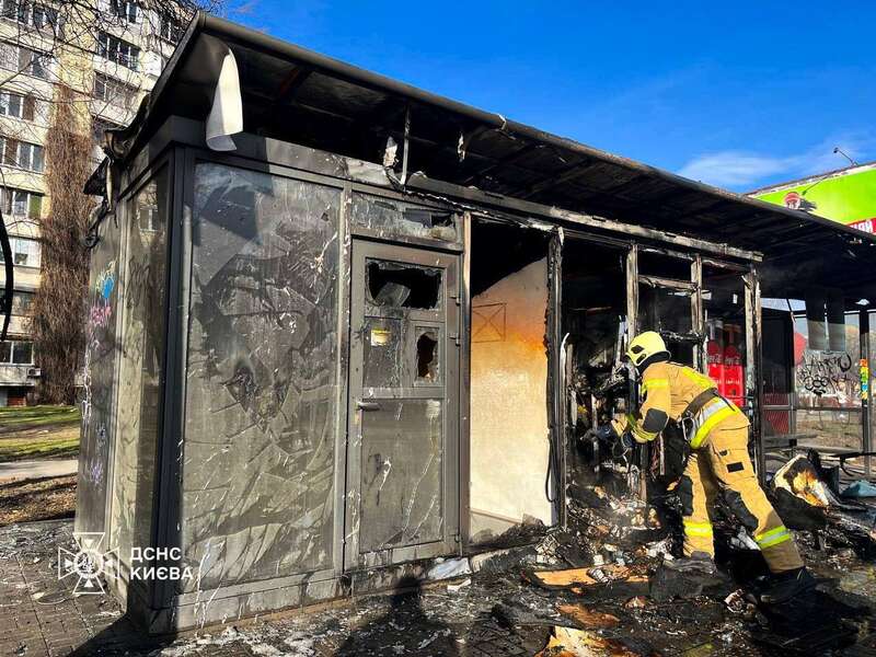 В Киеве на Оболони горела остановка общественного транспорта: подробности. Фото и видео