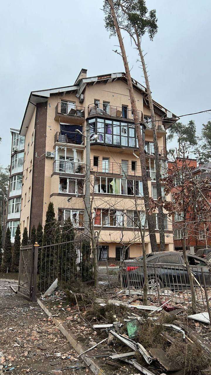 Ровно 2 года назад армия России нанесла первый бомбово-ракетный удар по Ирпеню. Фото и видео трагических событий