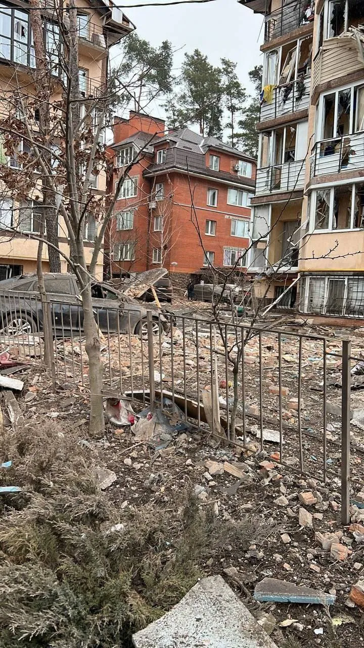 Ровно 2 года назад армия России нанесла первый бомбово-ракетный удар по Ирпеню. Фото и видео трагических событий