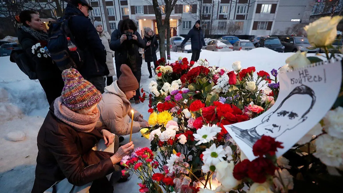 Российские коммунальщики везде уничтожили мемориалы Навальному: все цветы выбросили. Фото dqxikeidqxidqrant