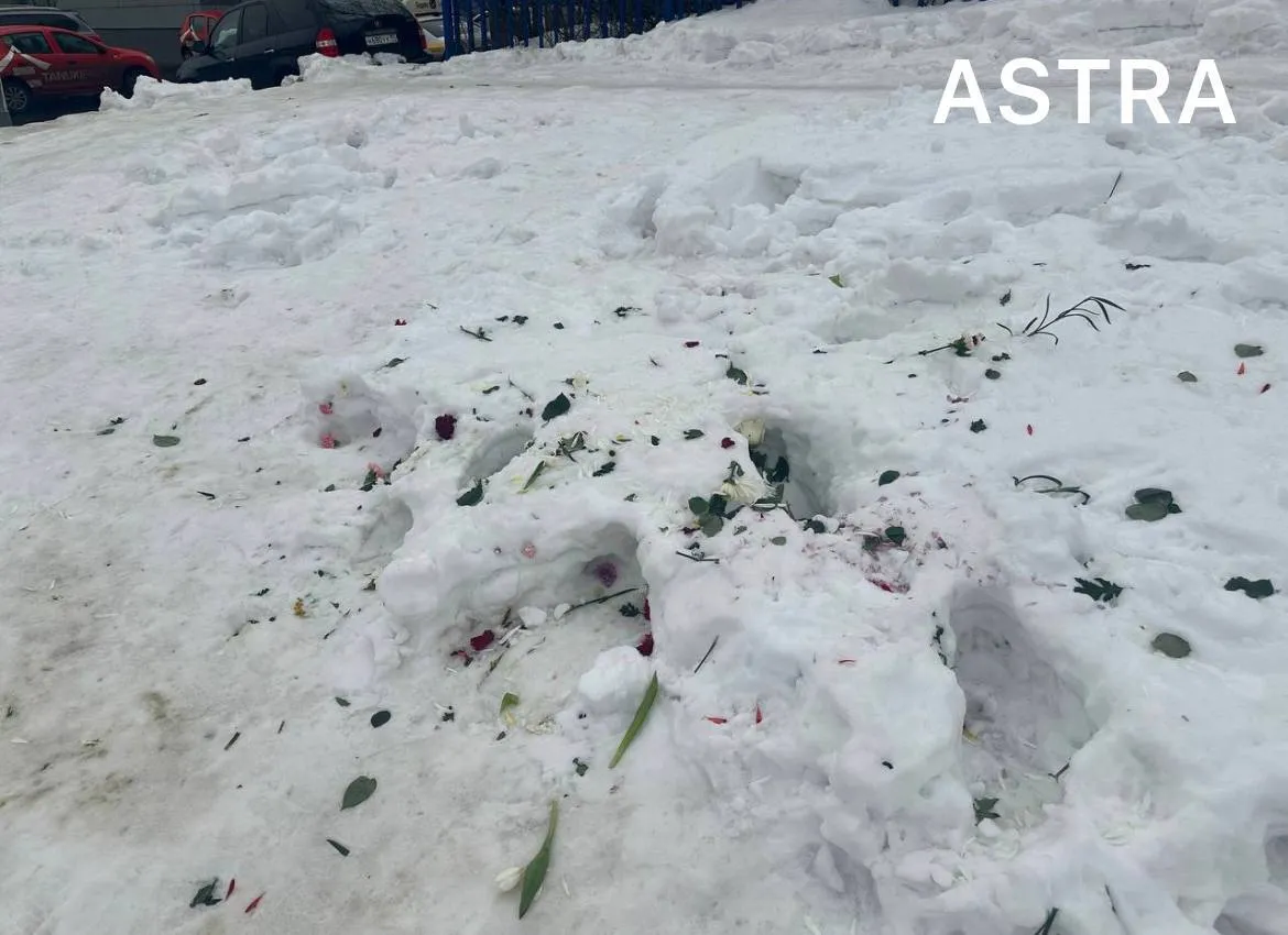 Российские коммунальщики везде уничтожили мемориалы Навальному: все цветы выбросили. Фото