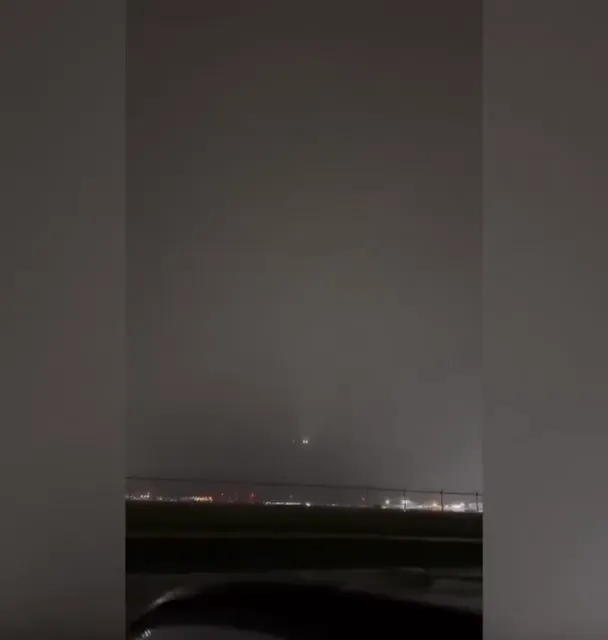 Блискавка влучила у пасажирський Boeing із сотнями пасажирів на борту: момент потрапив на відео dqxikeidqxiqkhant