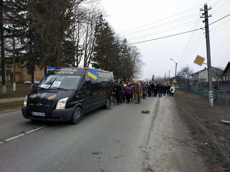 Без отца осталась дочь: в Хмельницкой области попрощались с защитником, погибшим в день рождения жены. Фото