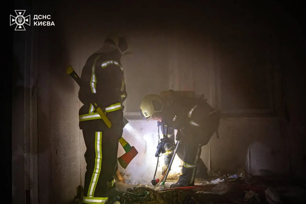 В Киеве произошел пожар в отселенном здании: есть погибший. Подробности и фото
