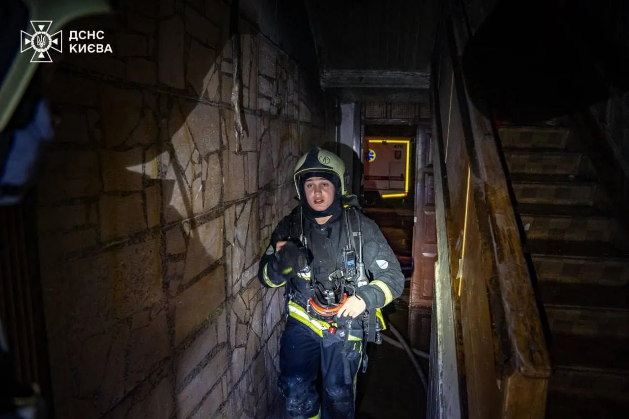 У Києві сталась пожежа у відселеній будівлі: є загиблий. Подробиці і фото