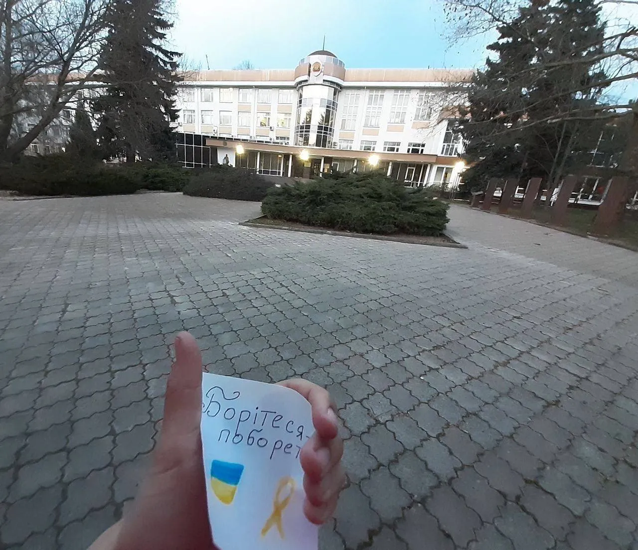 У Криму патріоти сміливо відзначили 210-й день народження Тараса Шевченка. Фото dqxikeidqxidqrant