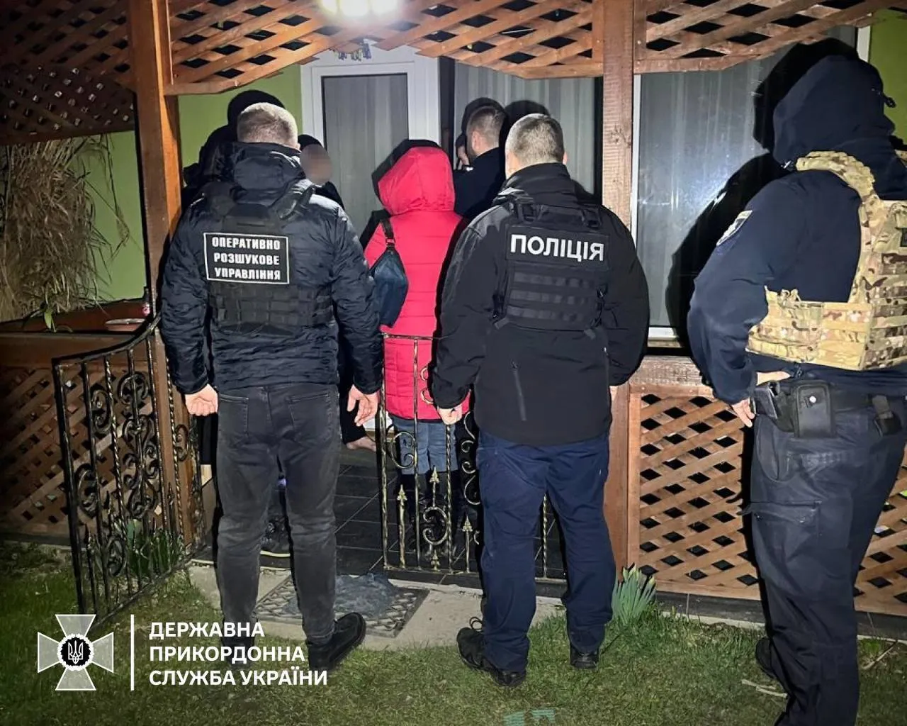 Українські прикордонники спіймали чоловіків, які намагалися горами незаконно пробратися до Словаччини. Фото  dqxikeidqxiuuant