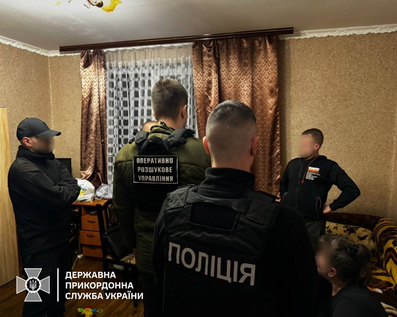 Українські прикордонники спіймали чоловіків, які намагалися горами незаконно пробратися до Словаччини. Фото