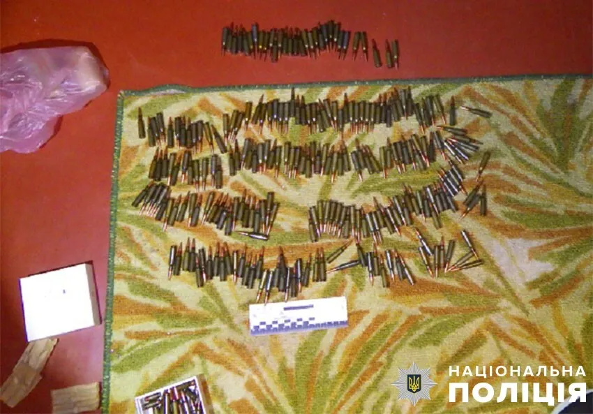 У Києві рецидивіст на трамвайній зупинці пограбував пенсіонерку. Фото і подробиці dqxikeidqxidqrant