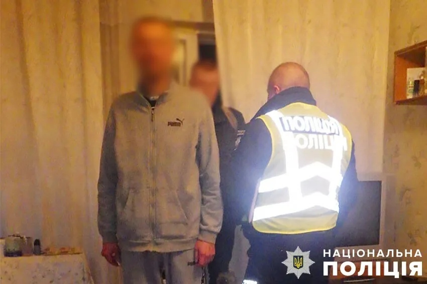 У Києві рецидивіст на трамвайній зупинці пограбував пенсіонерку. Фото і подробиці