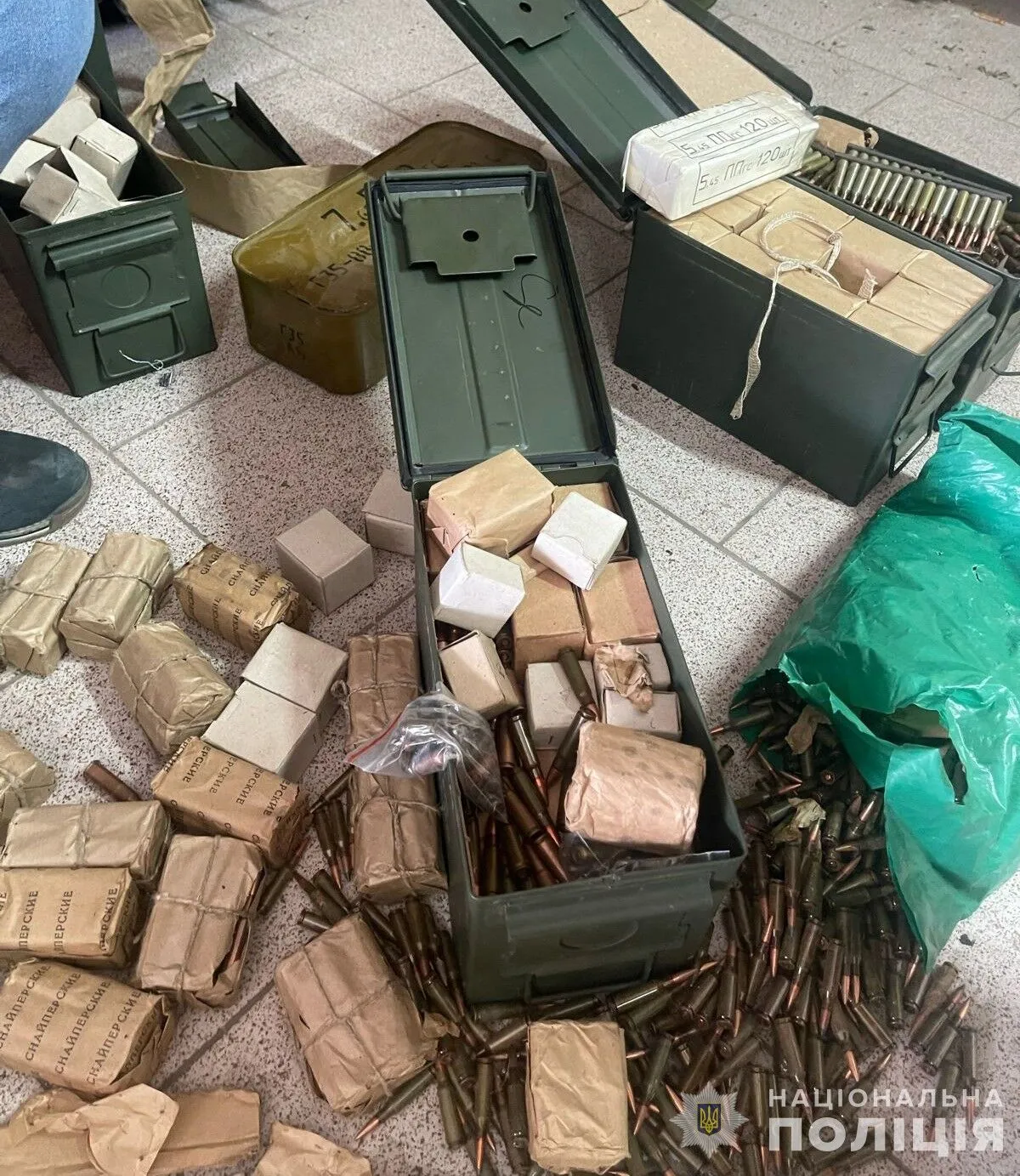 Поліція Львівщини викрила незаконних торговців зброєю: вилучений арсенал вражає. Фото dqxikeidqxidqeant