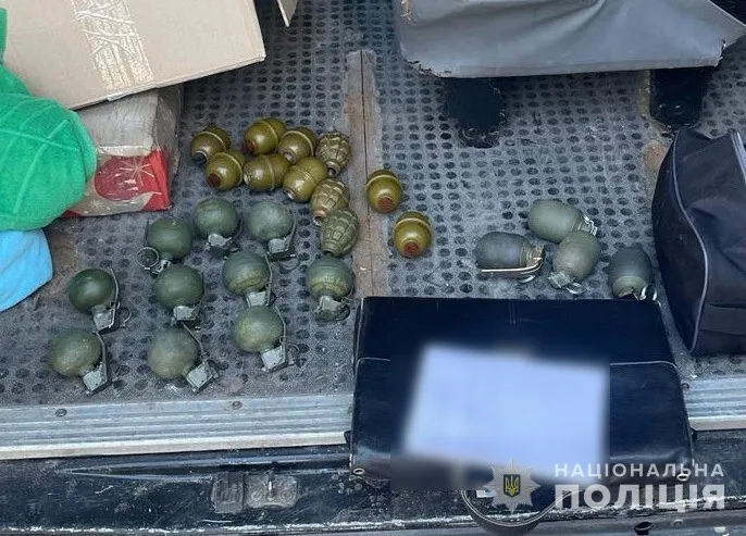 Поліція Львівщини викрила незаконних торговців зброєю: вилучений арсенал вражає. Фото