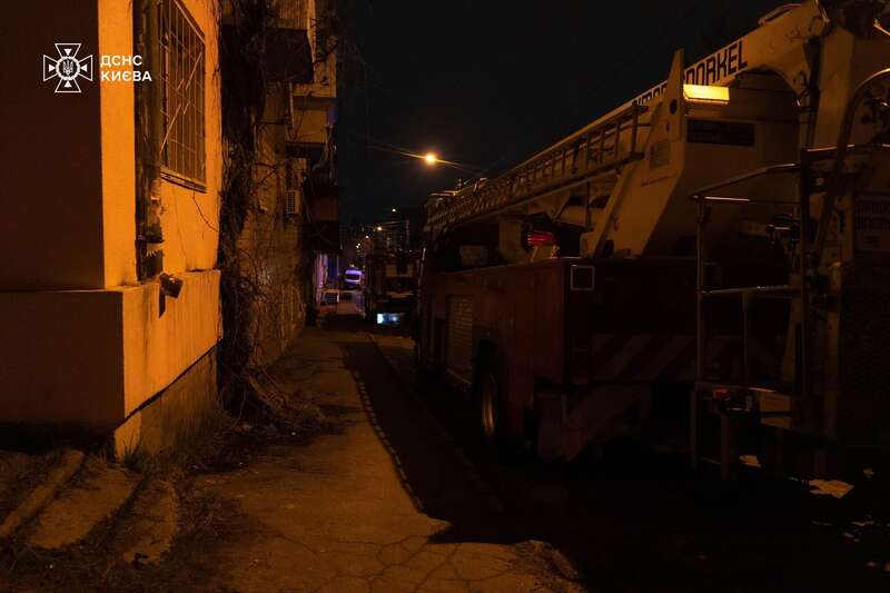 У Києві під час пожежі в квартирі рятувальники виявили тіла двох осіб: подробиці трагедії. Фото dqxikeidqxidqrant