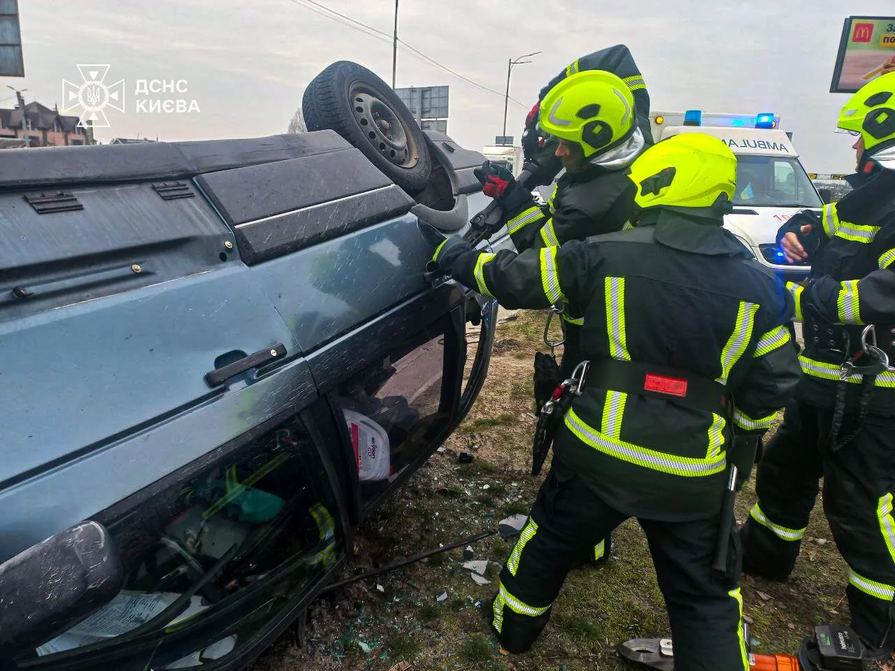 У Києві внаслідок ДТП легковик перекинувся та протаранив металевий відбійник: є загиблий. Фото і відео