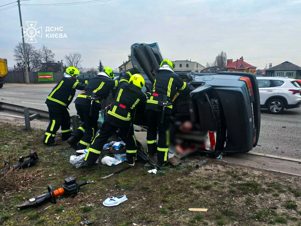 У Києві внаслідок ДТП легковик перекинувся та протаранив металевий відбійник: є загиблий. Фото і відео