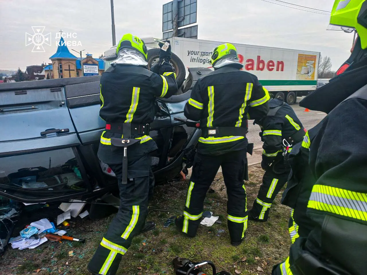 У Києві внаслідок ДТП легковик перекинувся та протаранив металевий відбійник: є загиблий. Фото і відео