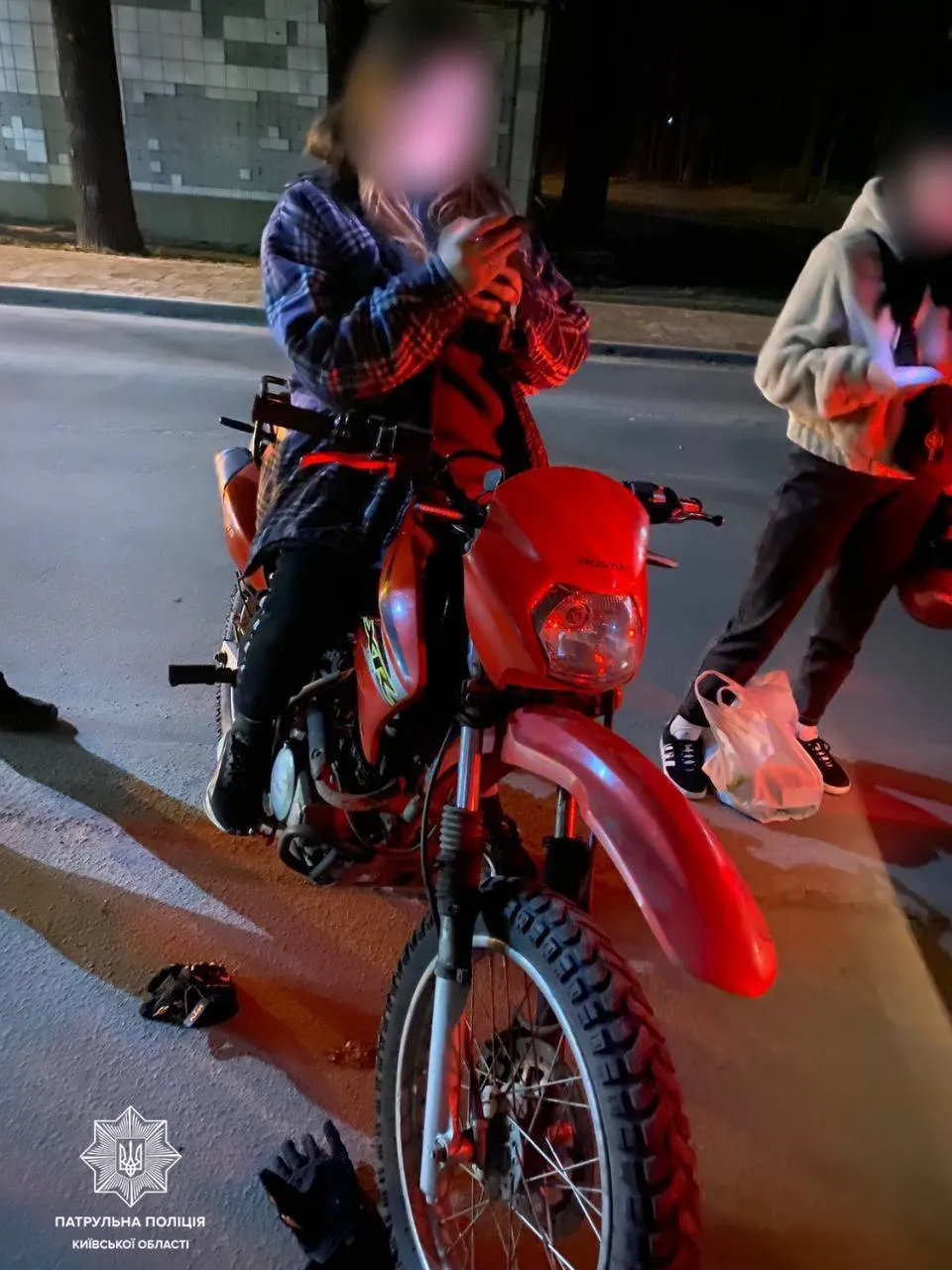 На Київщині патрульні зупинили водійку мотоцикла: їздила без прав та п’яною. Фото dqxikeidqxidqeant