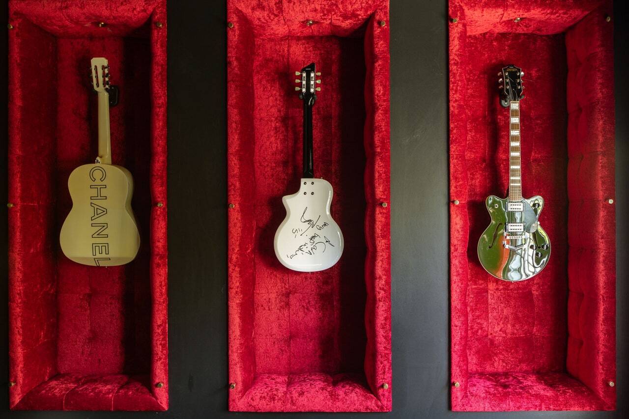 Казковий маєток відомої моделі й акторки Кари Делевінь за $7 млн згорів ущент: який вигляд мав будинок до та після пожежі