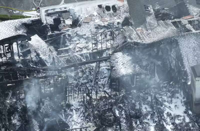 Сказочное имение известной модели и актрисы Кары Делевинь за $7 млн сгорел дотла: как выглядел дом до и после пожара