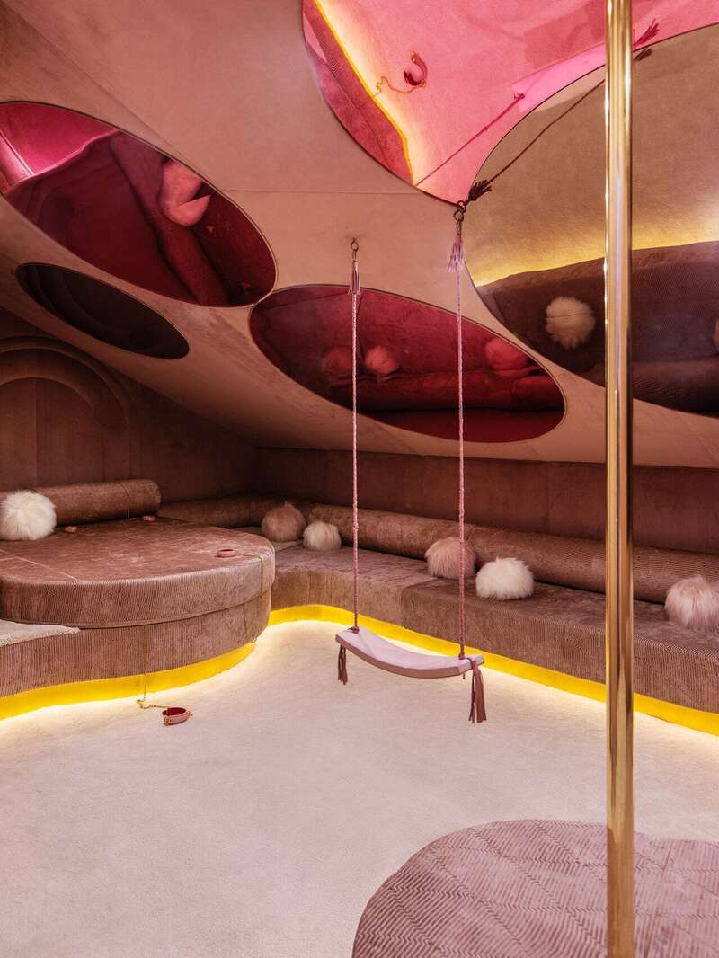 Казковий маєток відомої моделі й акторки Кари Делевінь за $7 млн згорів ущент: який вигляд мав будинок до та після пожежі