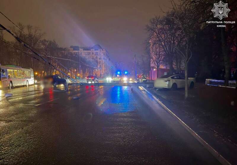 В центре Киева из-за ДТП электроопора упала на дорогу: движение затруднено dqxikeidqxidqrant