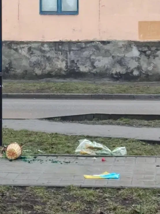 На Дніпропетровщині вандали понівечили Алею памʼяті загиблих Героїв: фото dqxikeidqxidqrant