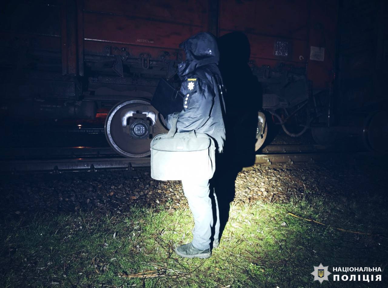 На Київщині вантажний потяг збив на смерть чоловіка: подробиці трагедії dqxikeidqxidqrant