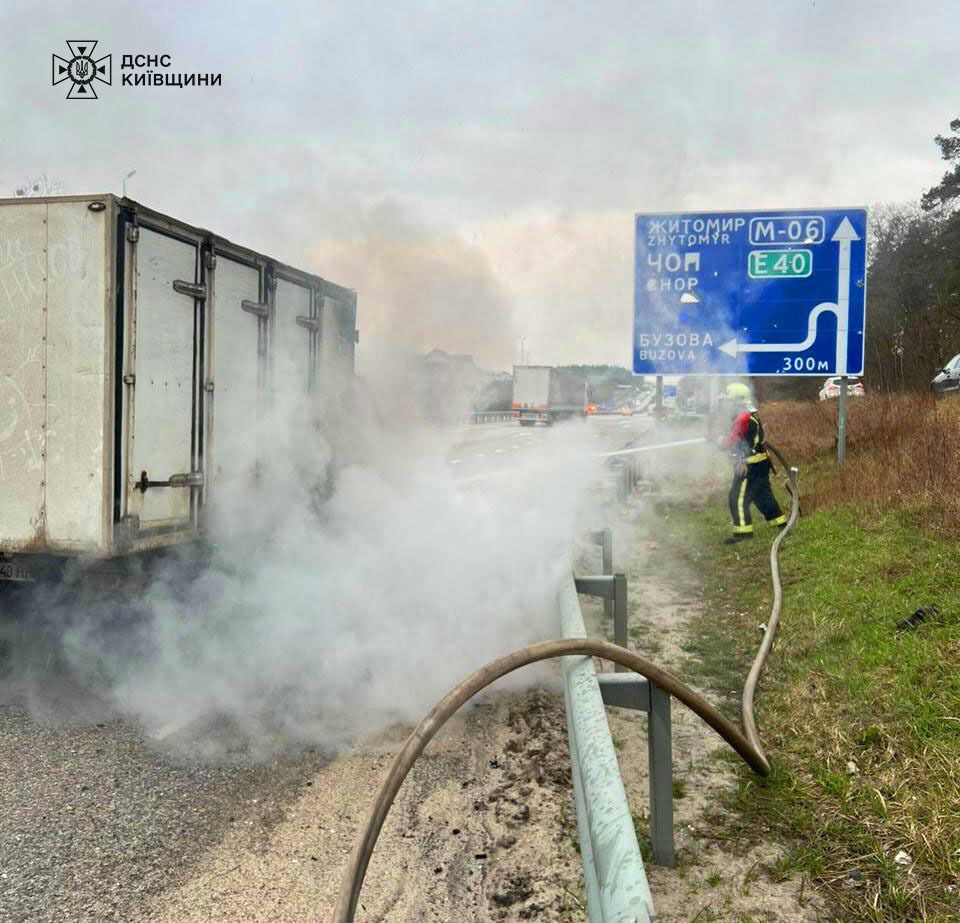 В Киевской области во время движения загорелся грузовой автомобиль: известно подробности. Фото и видео dqxikeidqxidqeant