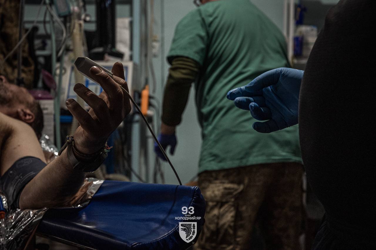 Зеленський показав важкі будні бойових медиків, які рятують життя українських воїнів на передовій