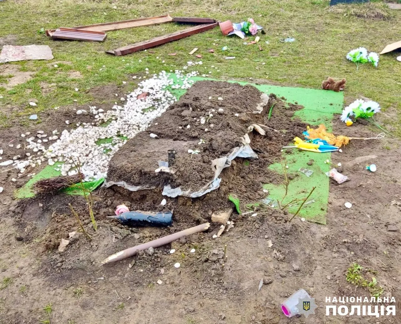 На Житомирщині чоловік розтрощив могилу військового, його затримали. Фото dqxikeidqxidqeant