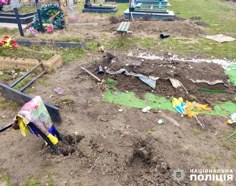 На Житомирщині чоловік розтрощив могилу військового, його затримали. Фото