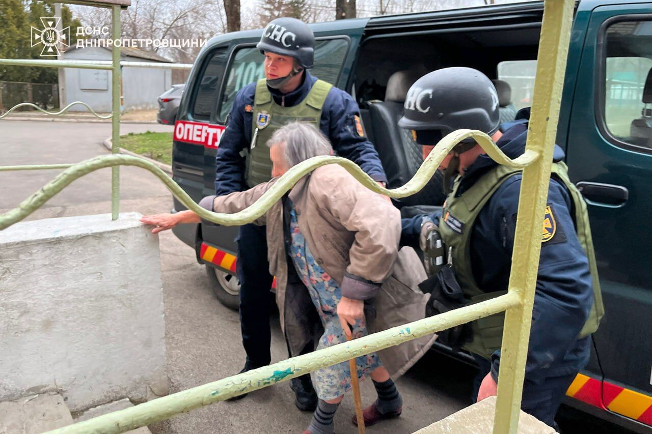 In the morning, the invaders struck Nikopol, houses were damaged: a woman was injured. Photo dqxikeidqxidqrant
