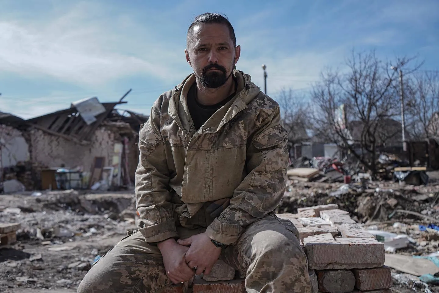 His parents were killed by the Russian strike: the network was touched by the photo of a Ukrainian Armed Forces military officer on the ruins of a house in Khmelnitsky