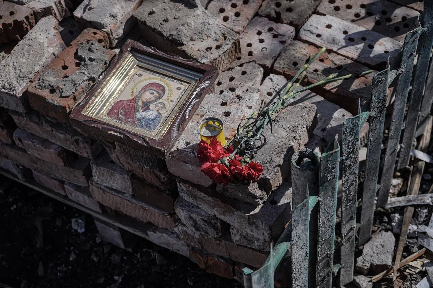 His parents were killed by the Russian strike: the network was touched by the photo of a Ukrainian Armed Forces military officer on the ruins of a house in Khmelnitsky